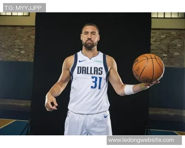 克莱首次替补迎战独行侠拉塞尔首发弗拉格重回三号位调整阵容